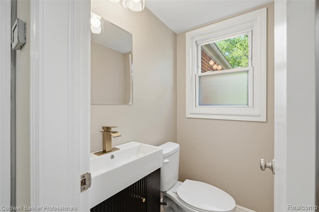 18761 Dolores Avenue, Lathrup Village, MI 48076 — Photo 19