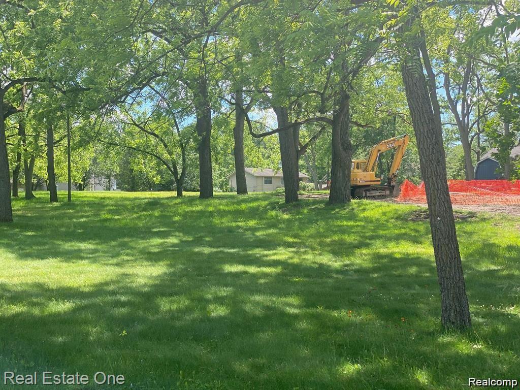 5716 EVERGREEN Avenue, Orchard Lake Village, MI 48324 — Photo 2