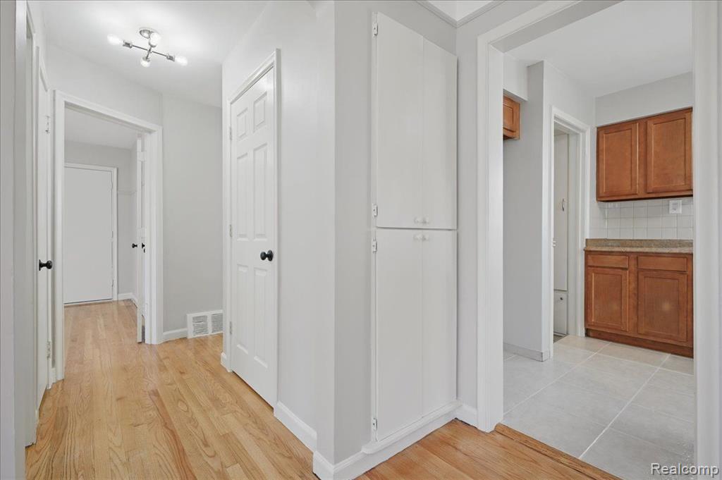 46 E LONGFELLOW Avenue, Pontiac, MI 48340 — Photo 13
