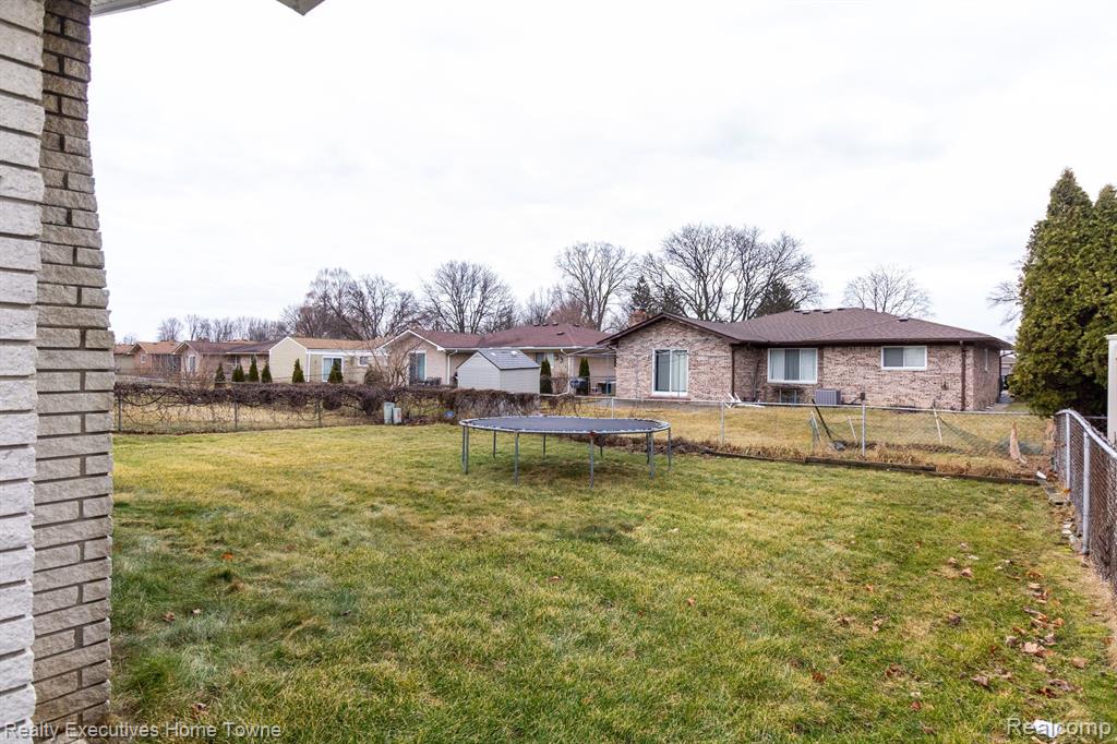 39654 EDGEMONT Drive, Sterling Heights, MI 48310 — Photo 33