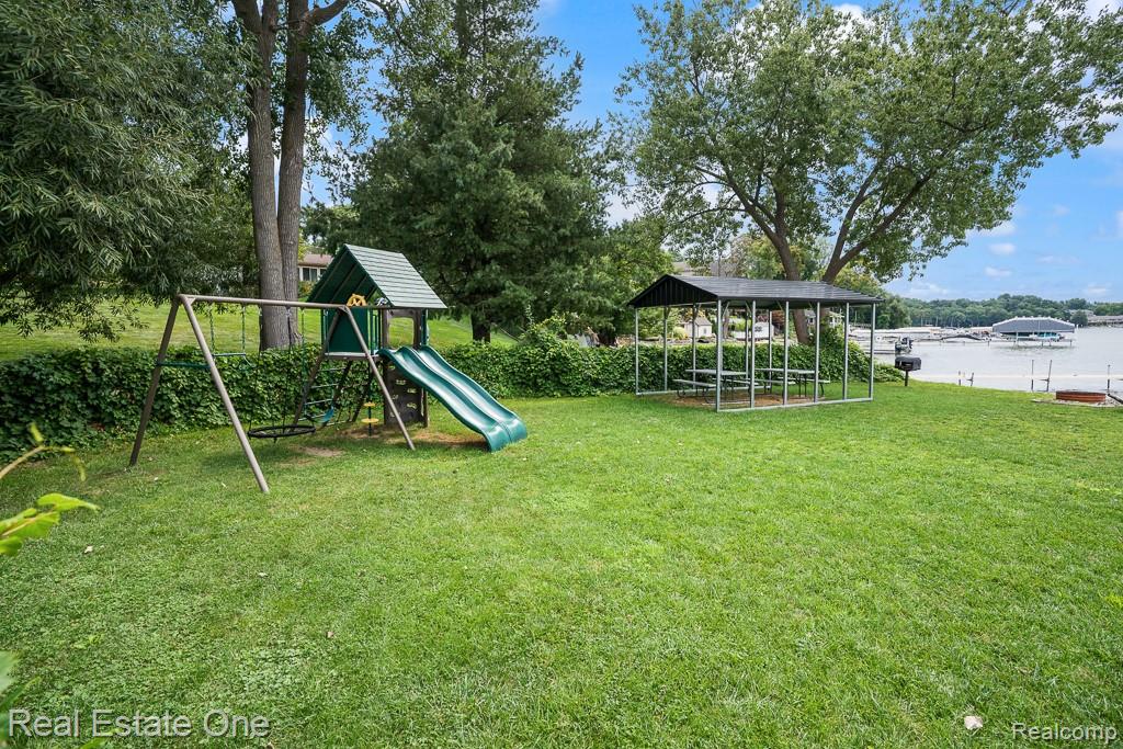 4196 Grayton Drive, Waterford, MI 48328 — Photo 4