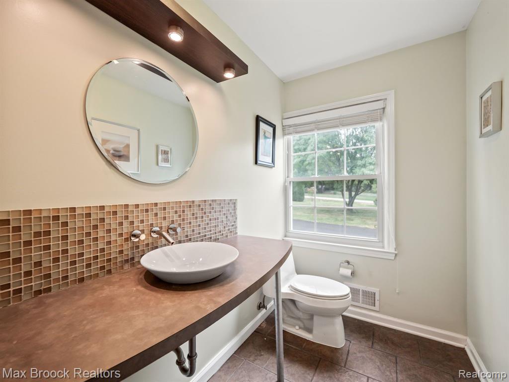 6570 CASTLE Drive, Bloomfield Hills, MI 48301 — Photo 20