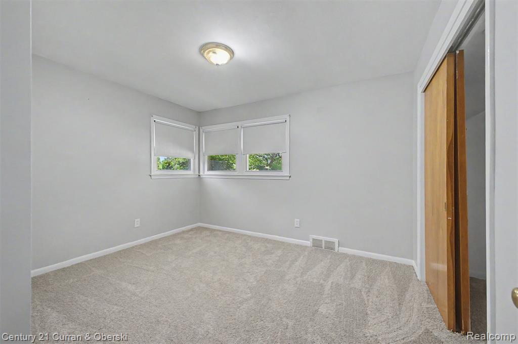8212 GLENGARY Street, Dearborn Heights, MI 48127 — Photo 23