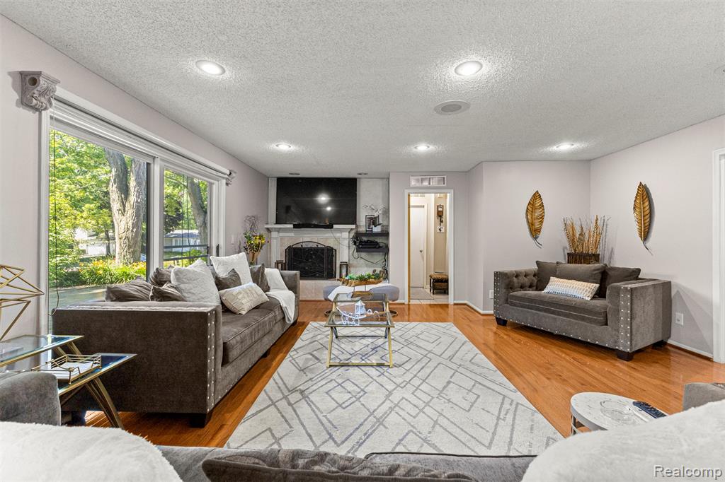 5589 Pembury, West Bloomfield, MI — Photo 36