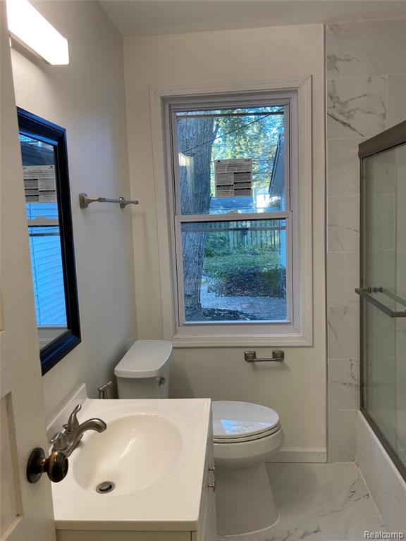 23096 HAWTHORNE Street, Farmington, MI 48336 — Photo 14