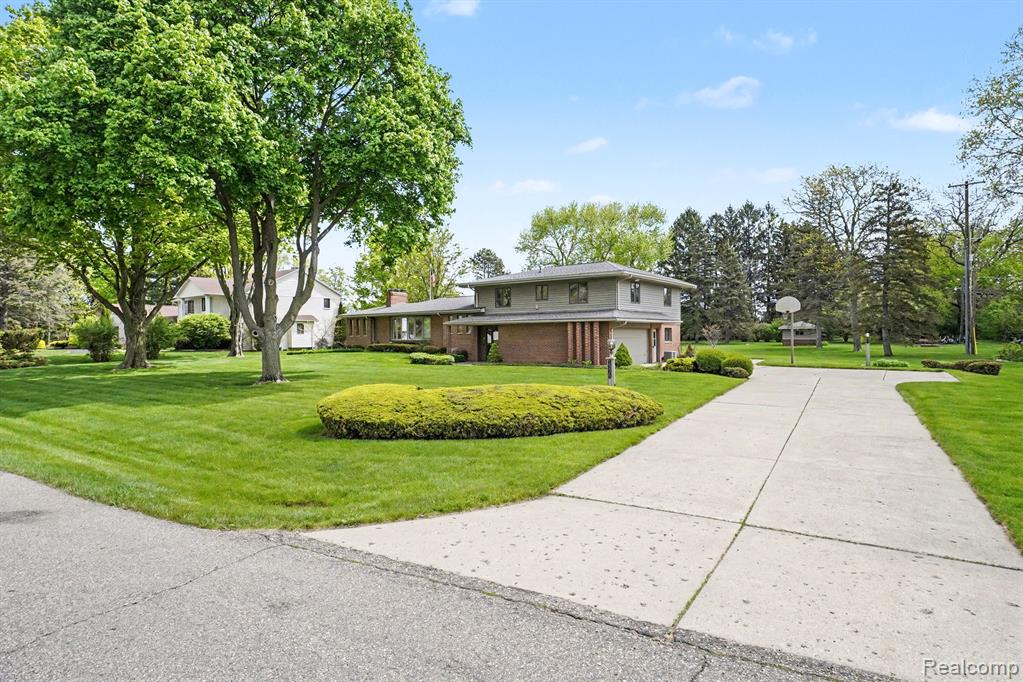1226 Woodkrest Drive, Flint, MI 48532 — Photo 2