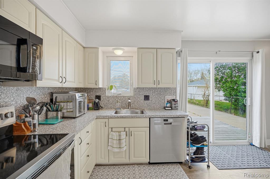 21525 Downing Street, Saint Clair Shores, MI 48080 — Photo 13