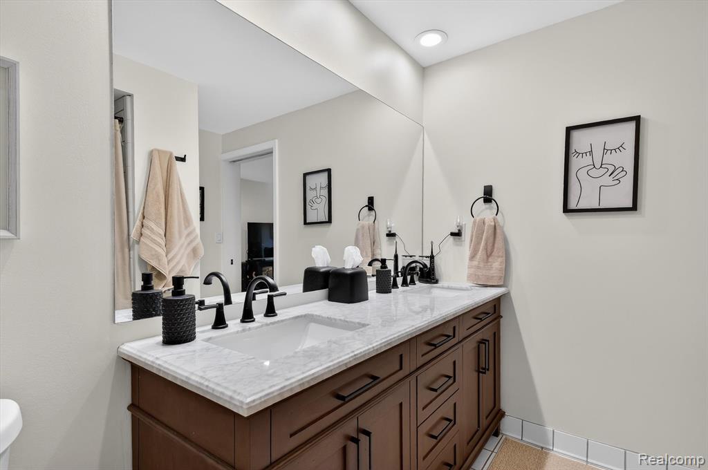 43100 12 Oaks Crescent Drive, 2033, Novi, MI 48377 — Photo 33