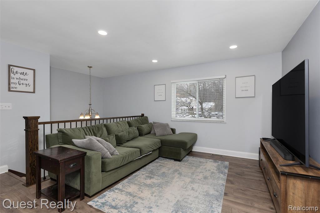 9580 Chaumont Drive, Commerce Twp, MI 48382 — Photo 9