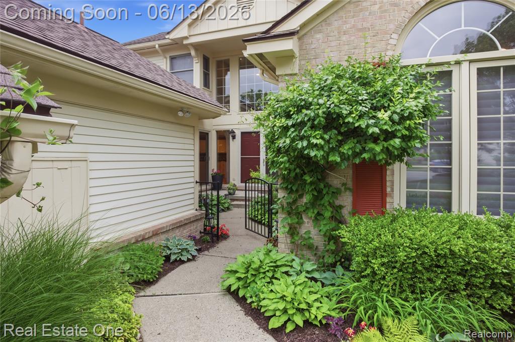 6011 Simsbury Court, 12, West Bloomfield, MI — Photo 2