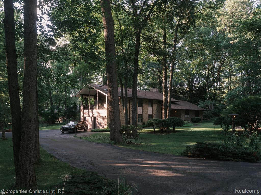 7388 LINDENMERE Drive, Bloomfield Hills, MI 48301 — Photo 28