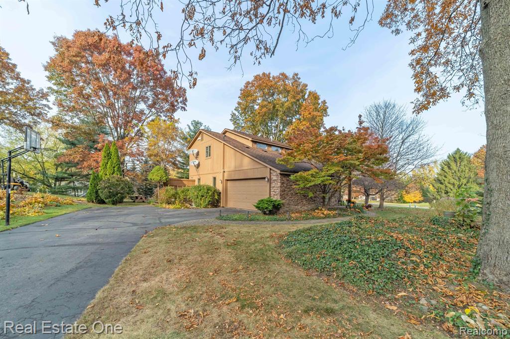 8260 ENGLEWOOD Drive, Clarkston, MI — Photo 9