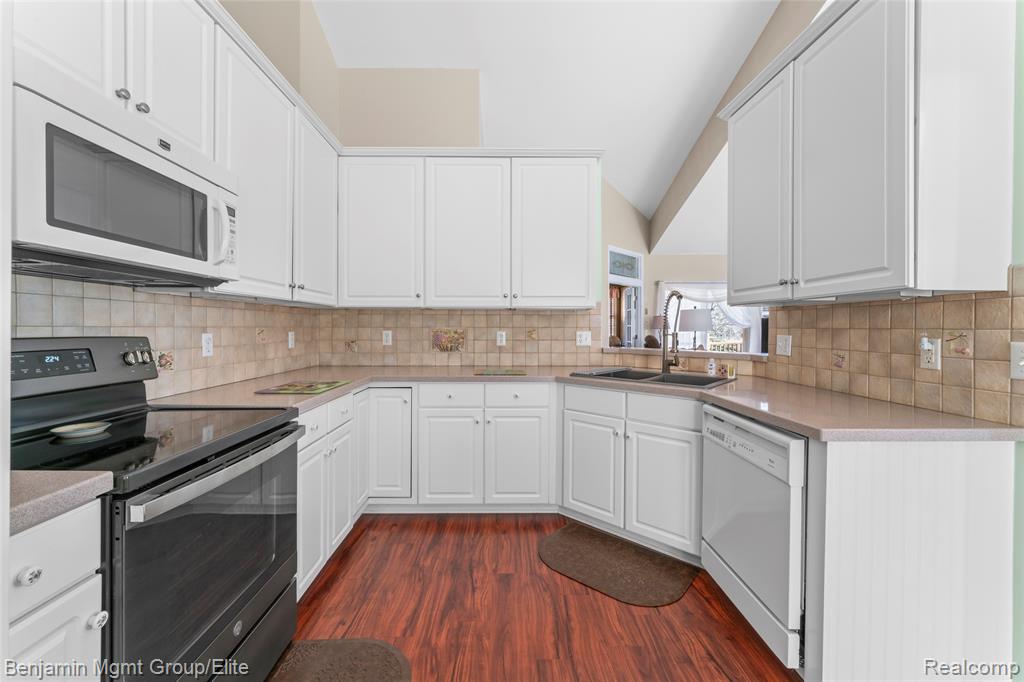 5380 Versailles Avenue, Brighton, MI 48116 — Photo 10