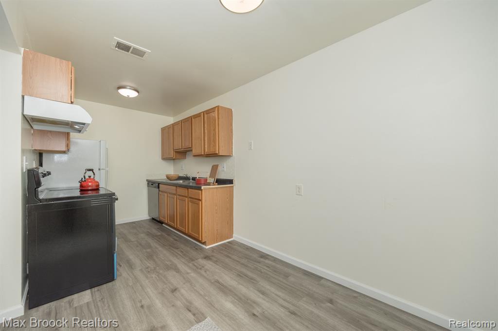 10020 ALLEN POINTE Drive N, 10020, Allen Park, MI 48101 — Photo 15