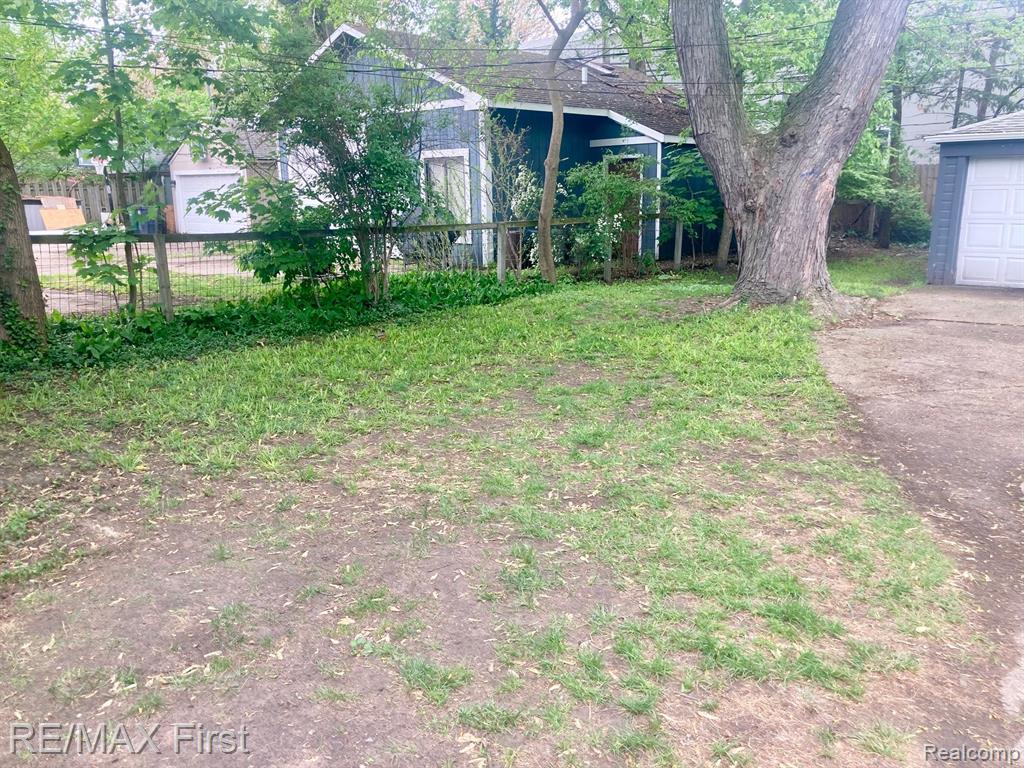 429 E KENILWORTH Avenue, Royal Oak, MI 48067 — Photo 18