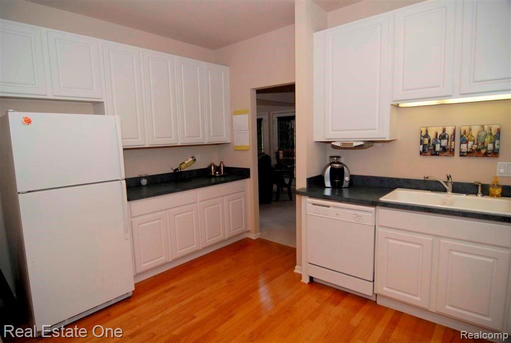 66 SANDHILLS Lane, Lake Orion, MI 48362 — Photo 19