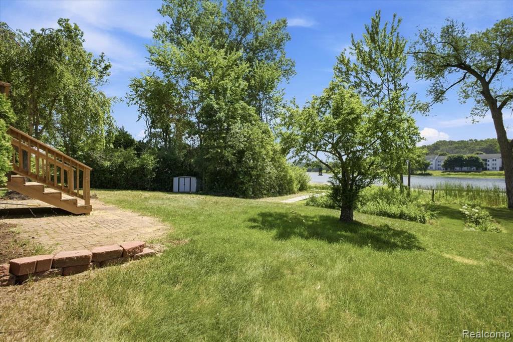879 Barren Oaks Drive, Pontiac, MI 48341 — Photo 38