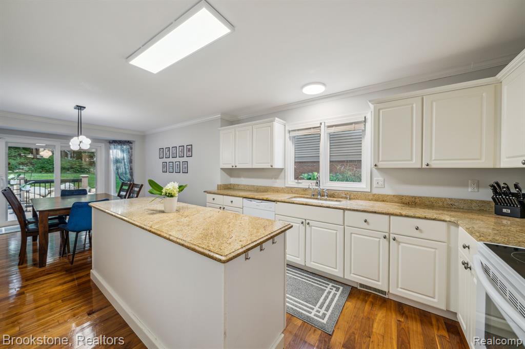 576 BLOOMER RIDGE Drive, Rochester, MI 48307 — Photo 15