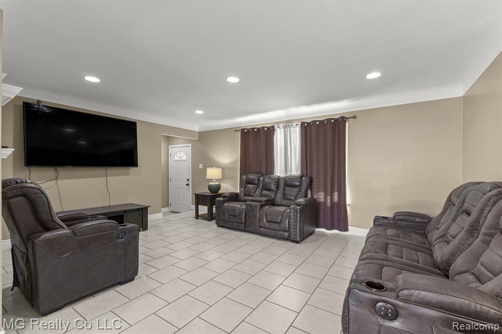8671 Whitefield Street, Dearborn Heights, MI 48127 — Photo 6