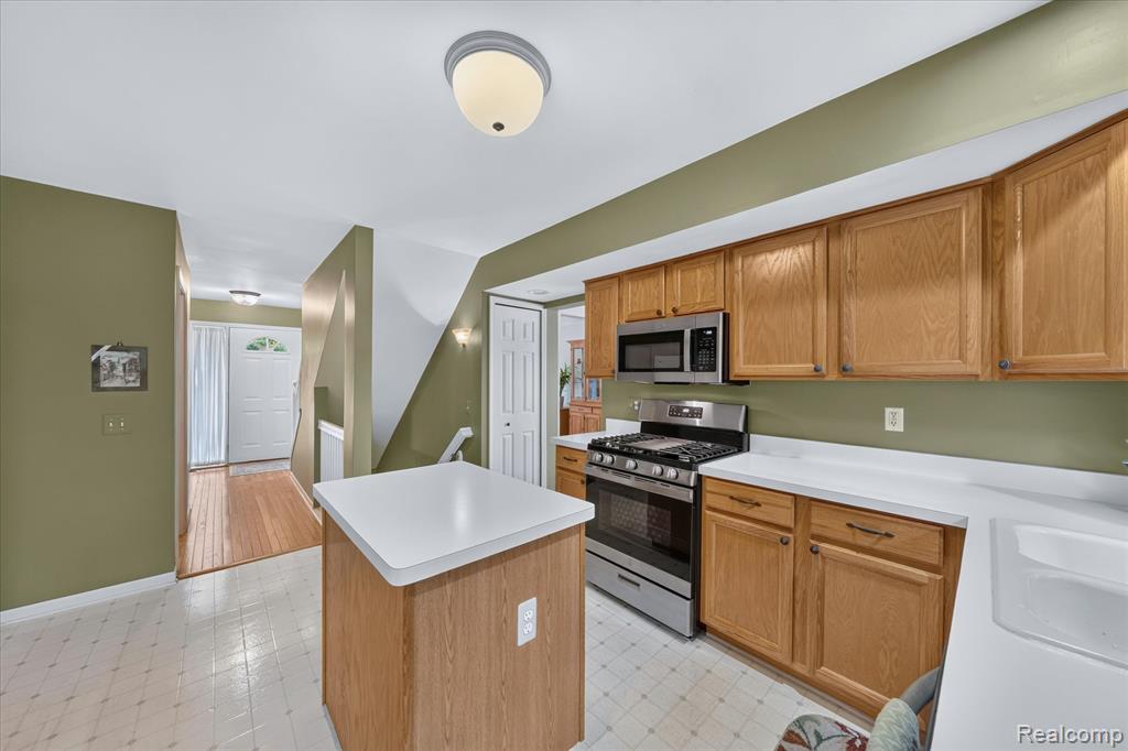 827 Westbrooke Drive, South Lyon, MI 48178 — Photo 10