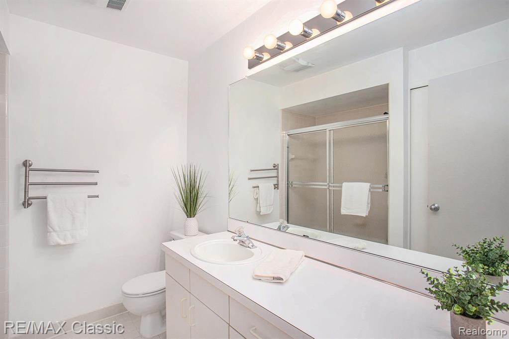 6619 Ridgefield Circle, 205, West Bloomfield, MI — Photo 13
