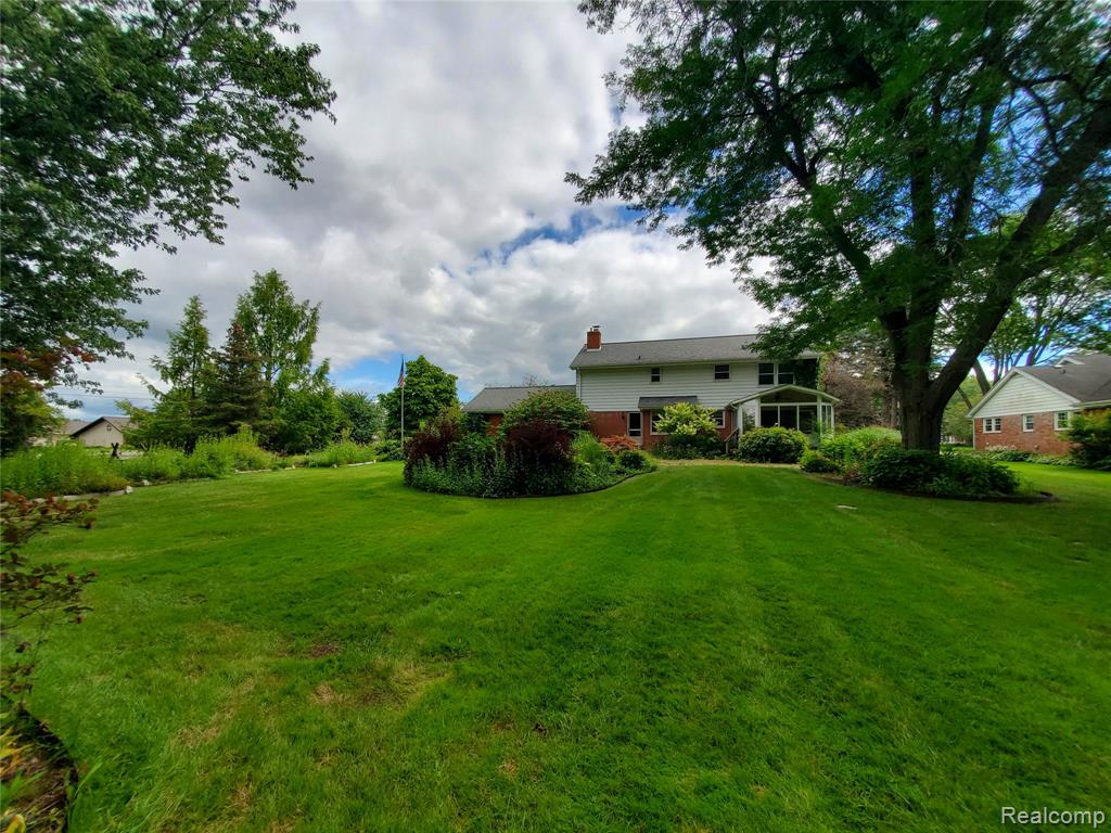 8276 Appleway Drive, Grand Blanc, MI 48439 — Photo 45
