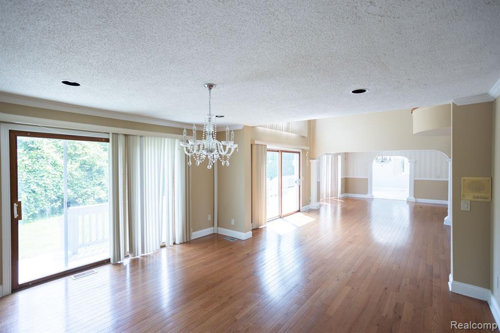5881 NANEVA, West Bloomfield, MI — Photo 13