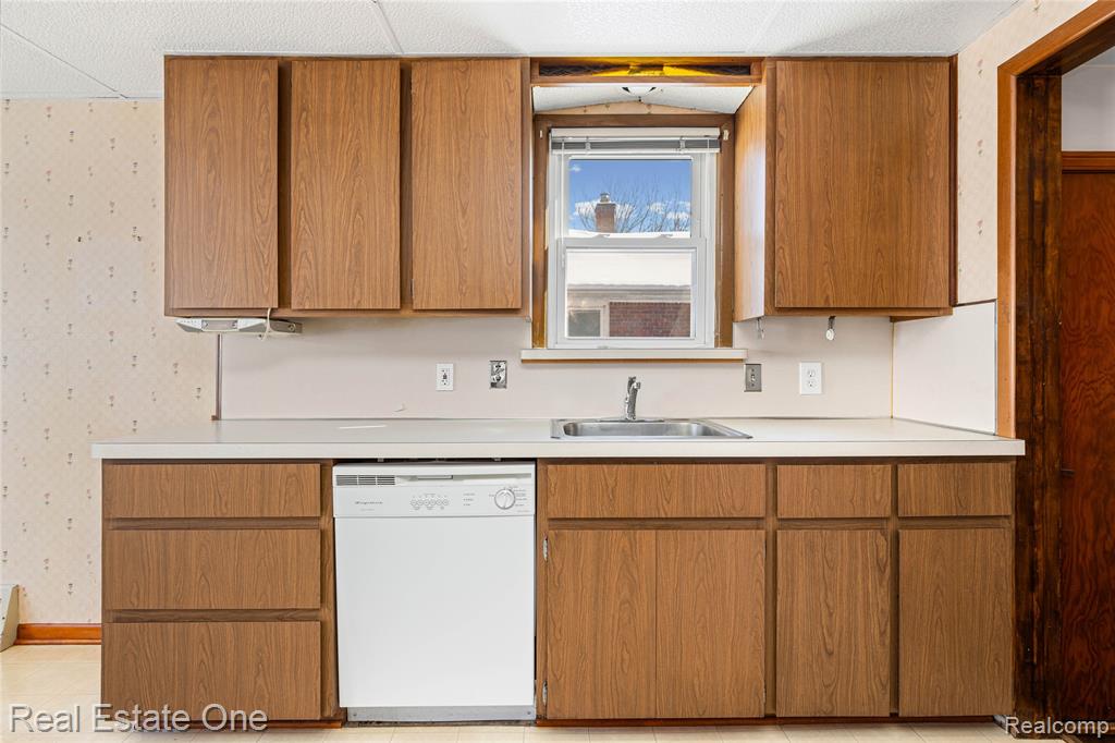 20688 Fleetwood Drive, Harper Woods, MI 48225 — Photo 17