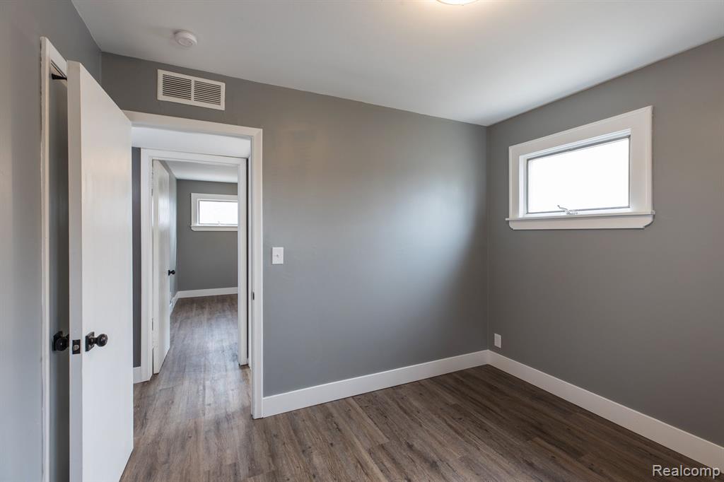 9046 LOUISE Street, Livonia, MI 48150 — Photo 15