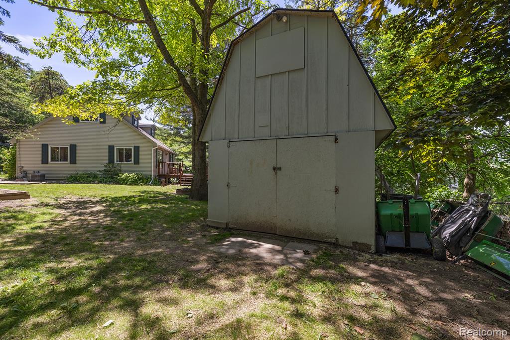 8110 W CIRCLE Drive, Clarkston, MI 48348 — Photo 48
