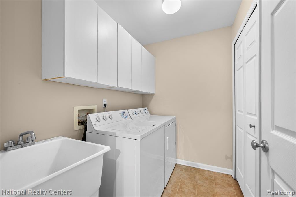 7201 Farmingdale Lane, Walled Lake, MI 48390 — Photo 17