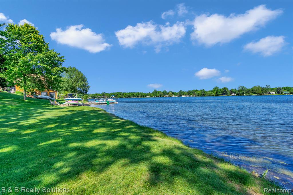 423 LOU ALICE Drive, Columbiaville, MI 48421 — Photo 36