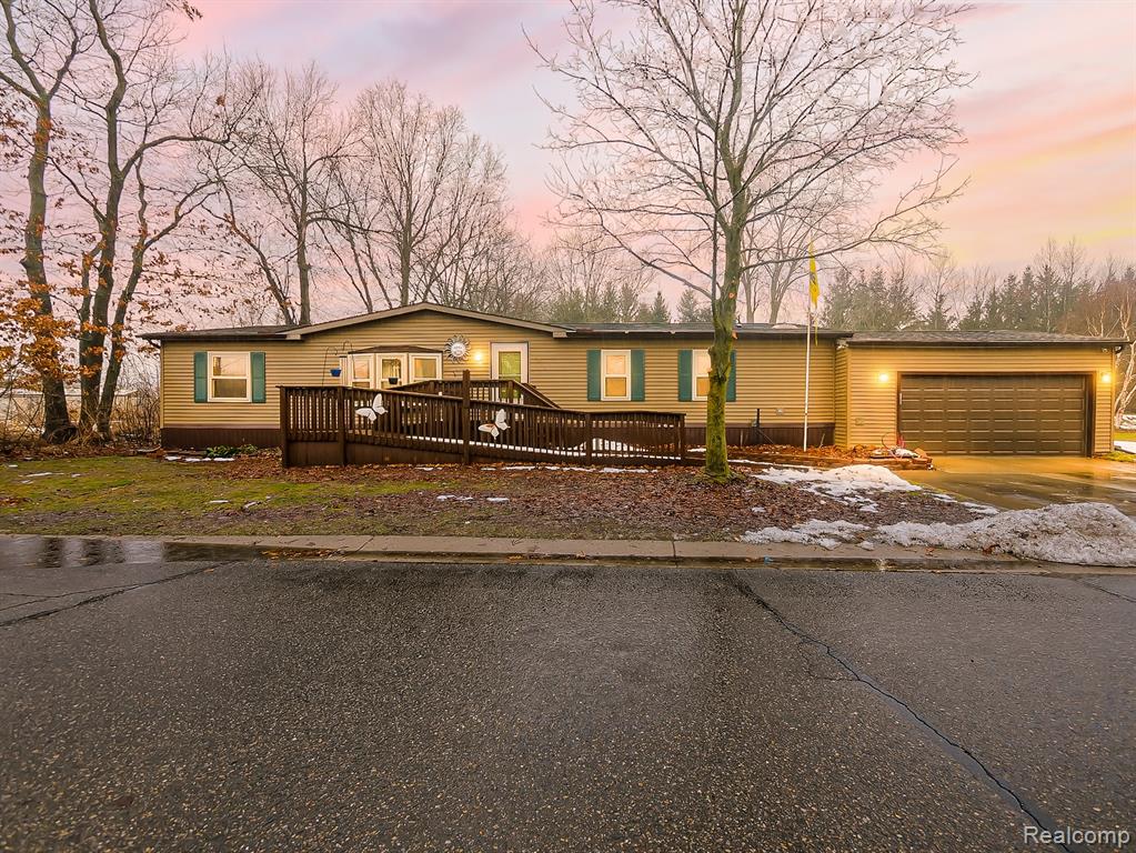 2015 Plum Street, Clarkston, MI 48348 — Photo 2