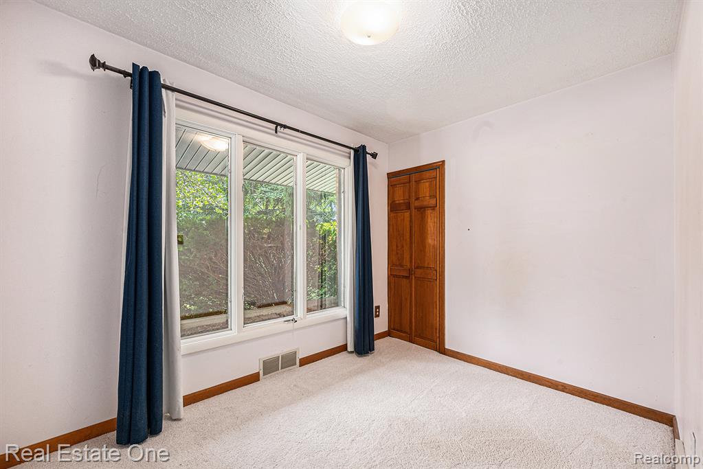 60610 Sue Street, South Lyon, MI 48178 — Photo 7