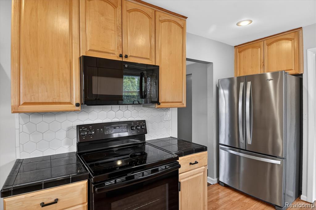 830 Mapleknoll Avenue, Madison Heights, MI 48071 — Photo 16