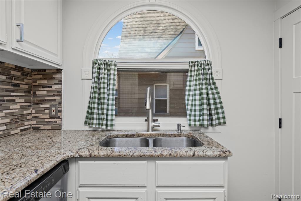 4058 Lomley Avenue, Waterford, MI 48329 — Photo 12