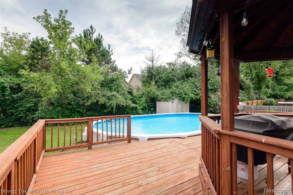 5861 MEADOWGREENE Drive, Waterford, MI 48327 — Photo 45