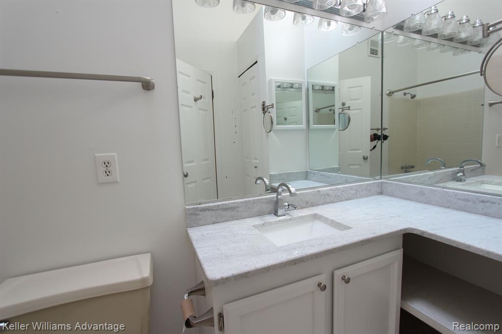 22180 Pondview, Novi, MI — Photo 23