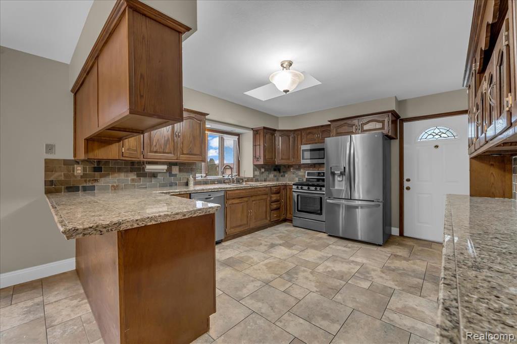 18676 Country Club Circle, Riverview, MI 48193 — Photo 14