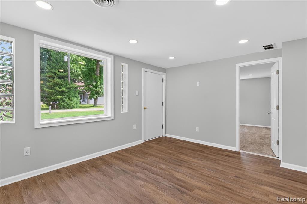 4841 Fenmore Avenue, Waterford, MI 48328 — Photo 10