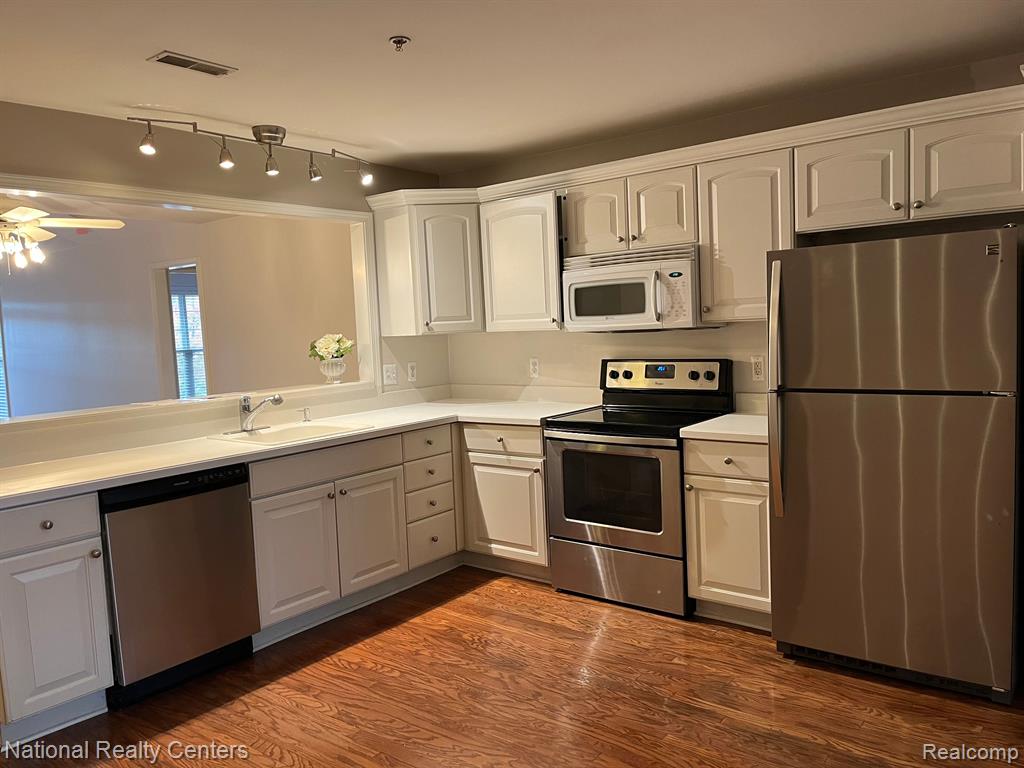 28071 CARLTON WAY Drive, Novi, MI 48377 — Photo 13