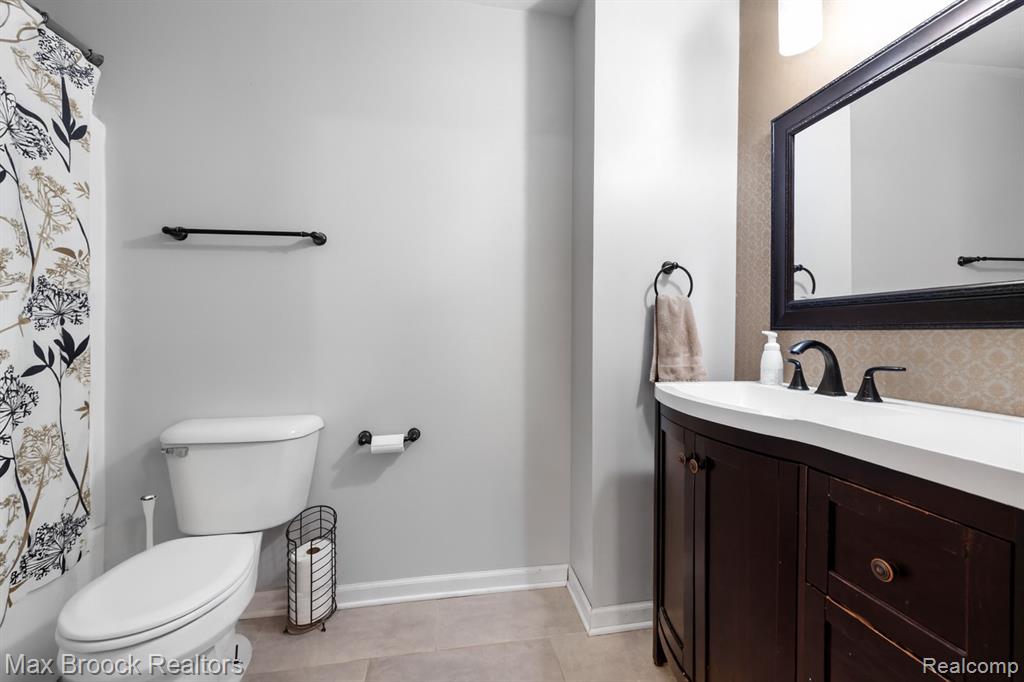 9894 High Meadow Drive, Ypsilanti, MI 48198 — Photo 25