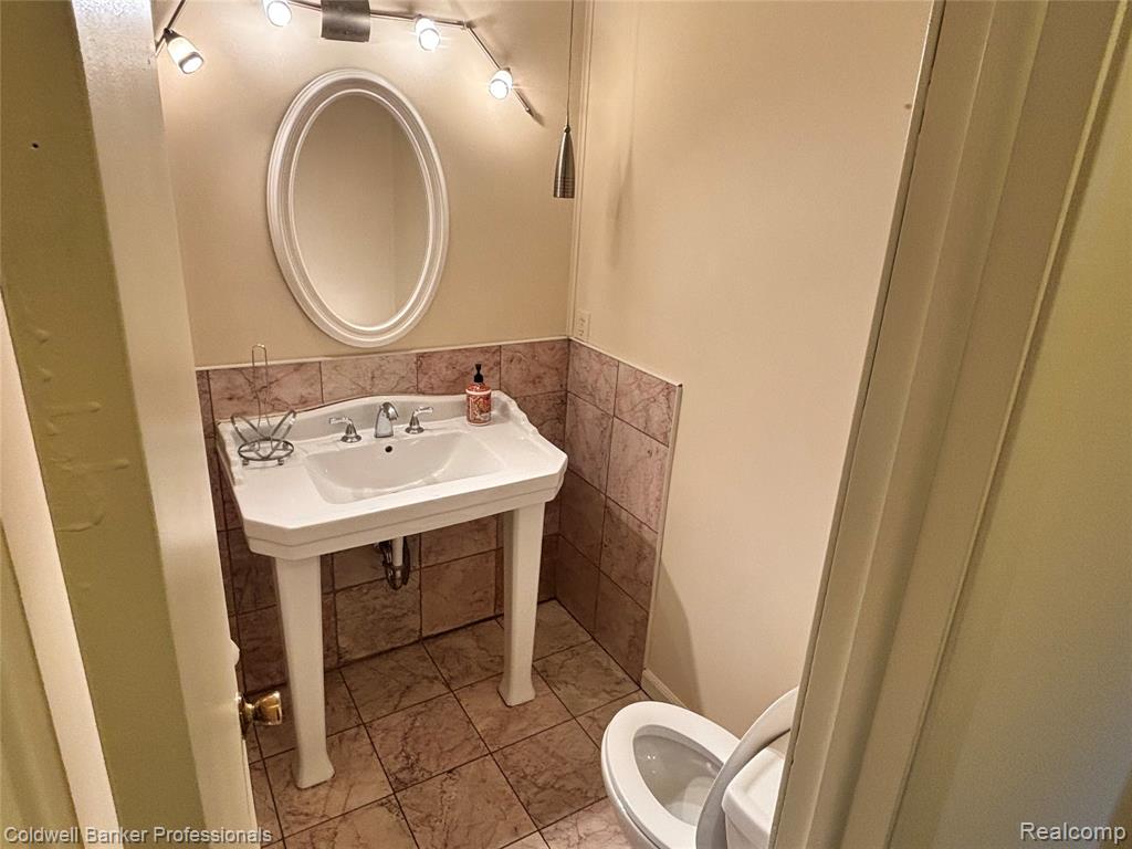 1/2 bath between the laundry room and family room