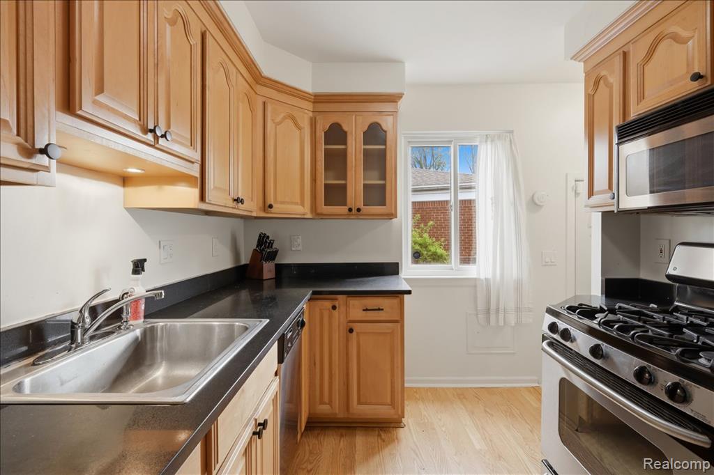 28146 Park Court, Madison Heights, MI 48071 — Photo 16