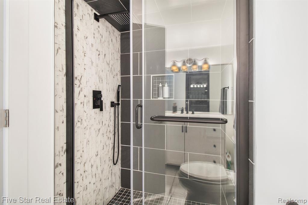 7025 Dandison Boulevard, West Bloomfield, MI 48324 — Photo 42