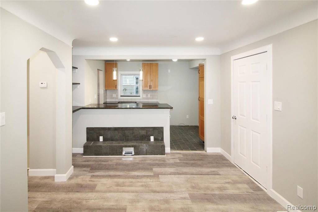 20560 DRESDEN Street, Detroit, MI 48205 — Photo 8