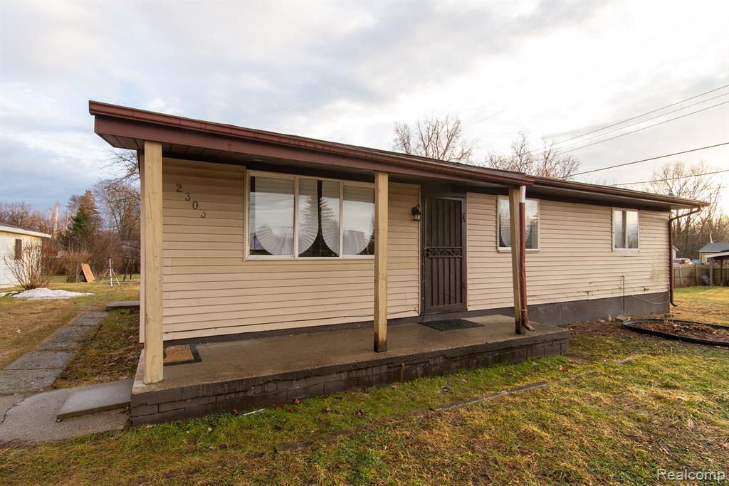 2303 W COLDWATER Road, Flint, MI 48505 — Photo 2