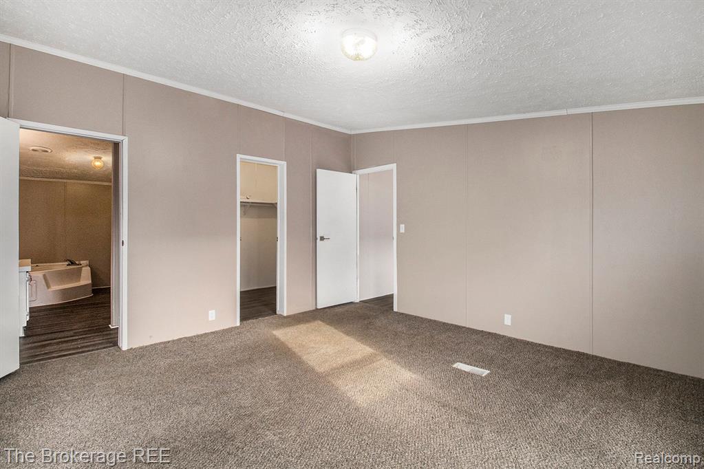 8448 Barkwood Circle, Fenton, MI 48430 — Photo 11