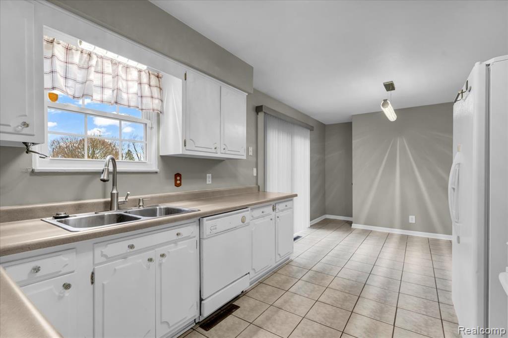 4460 Bristolwood Drive, Flint, MI 48507 — Photo 8