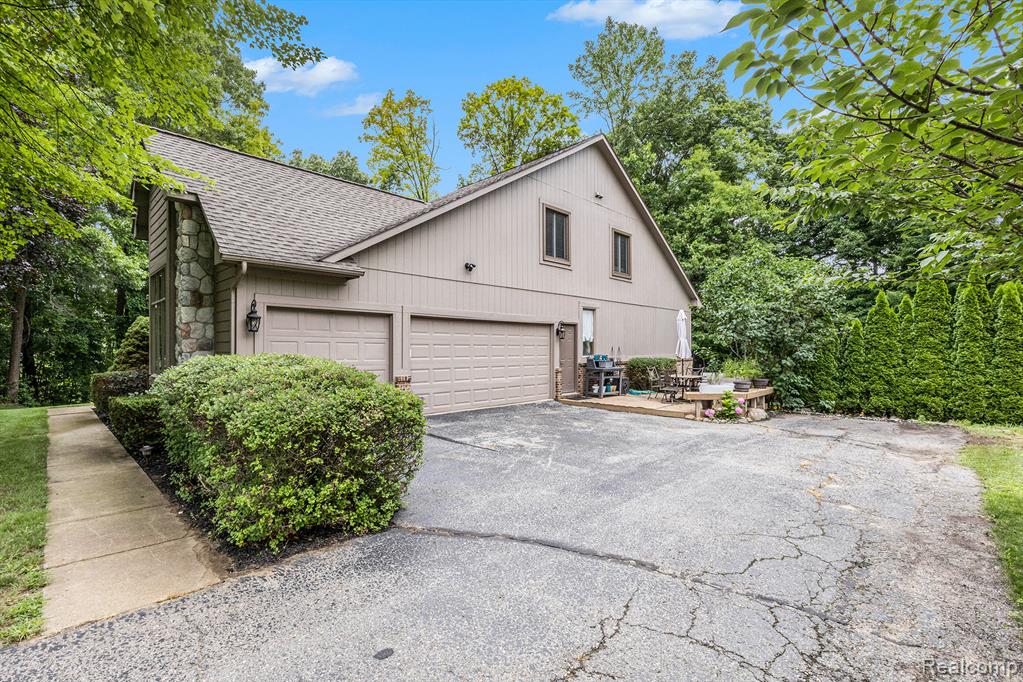 9780 Oak Valley Drive, Clarkston, MI 48348 — Photo 36